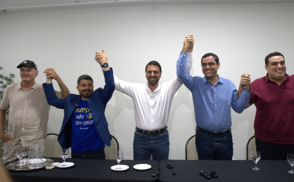 O pré-candidato Diego Libardi ladeado pelo presidente da Câmara Brás Zagotto (Podemos), os deuptados Allan e Bruno e o presidente do partido Erick Musso